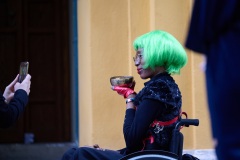Lembachhaus Walking Ritual: participant wearing bright green wig